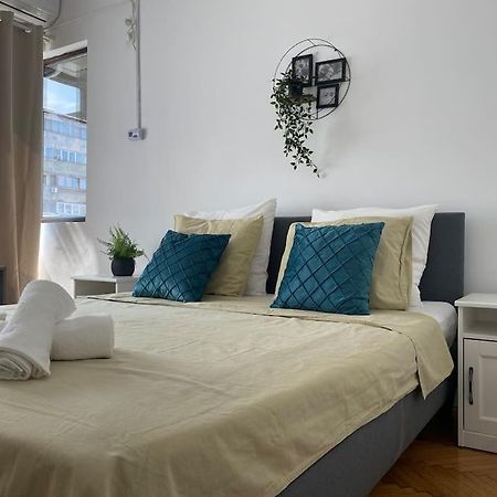 2 Bedroom Apartment With Terrace In City Center Bukarest Exterior foto