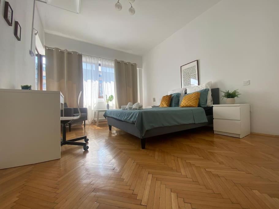 2 Bedroom Apartment With Terrace In City Center Bukarest Exterior foto